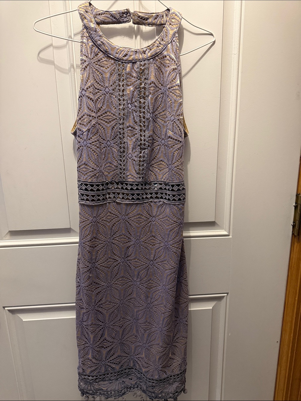 Sleeveless Lilac Lace Midi Dress with Waistband Detail